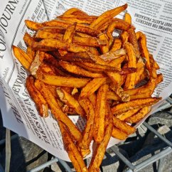 300g Poctivé hranolky s čedarovou omáčkou a cibulkou